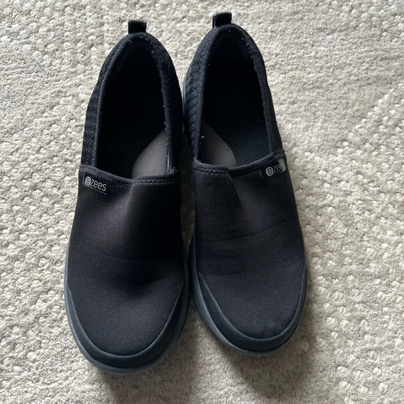 Zees women’s black 8.5 slip on sneakers - Picture 2 of 6